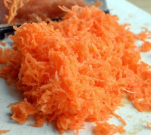 Салат из моркови, мёда и орехов