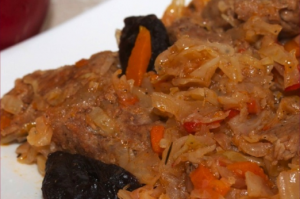 говядина с черносливом и капустой