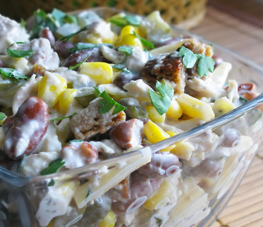 Салат из фасоли и курицы