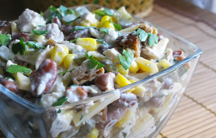 Салат из фасоли и курицы