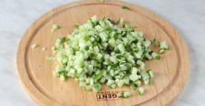 Окрошка с курицей и тертым редисом
