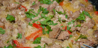 Каннеллони , фаршированные творожным сыром и шпинатом и запеченные под соусом Бешамель
