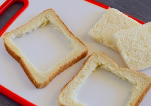 Бутерброды с курицей и грибами под сыром