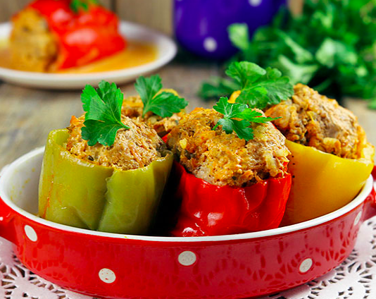 Фаршированные перцы овощами, рисом и мясом