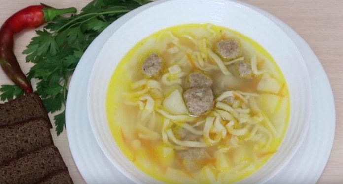 Суп с фрикадельками и лапшой