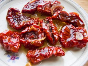 Пицца по-итальянски с вяленными томатами и сыром