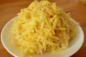 лосось с маслинами под картофельной корочкой