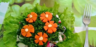 Форель под чесночным соусом, запеченая на картофельной «подушке»