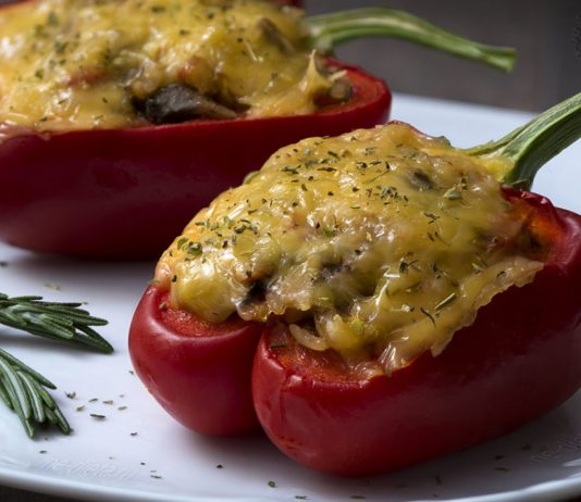 Фаршированный перец с курицей и грибами