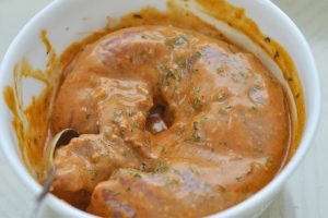 Запеченная тушка курицы в маринаде