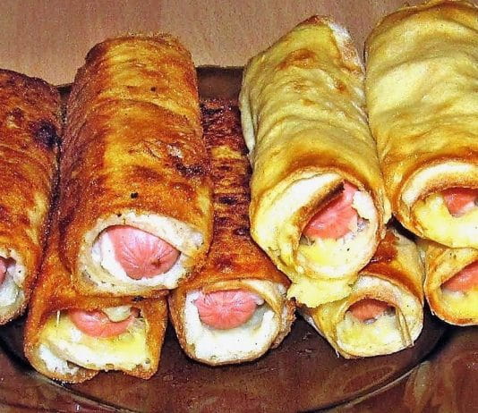 Сосиски в лаваше с сыром и зеленью