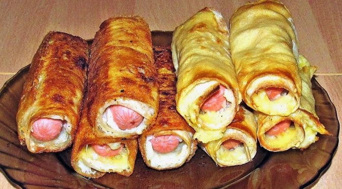 Сосиски в лаваше с сыром и зеленью 
