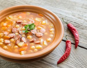 суп с беконом, фасолью и чесноком