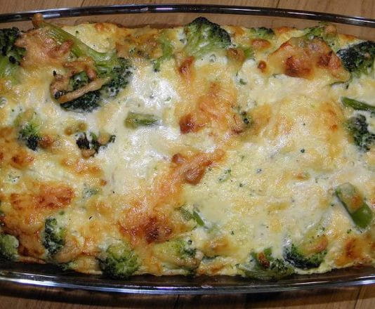 Лосось с маслинами под картофельной корочкой