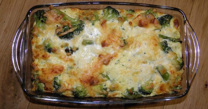 Лосось с маслинами под картофельной корочкой