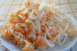 говядина с черносливом и капустой