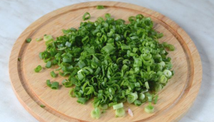 Окрошка с курицей и тертым редисом