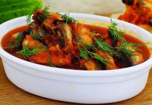 Рыбные консервы с луком и морковью