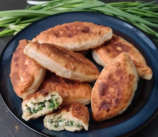 Пирожки с зеленым луком и яйцом