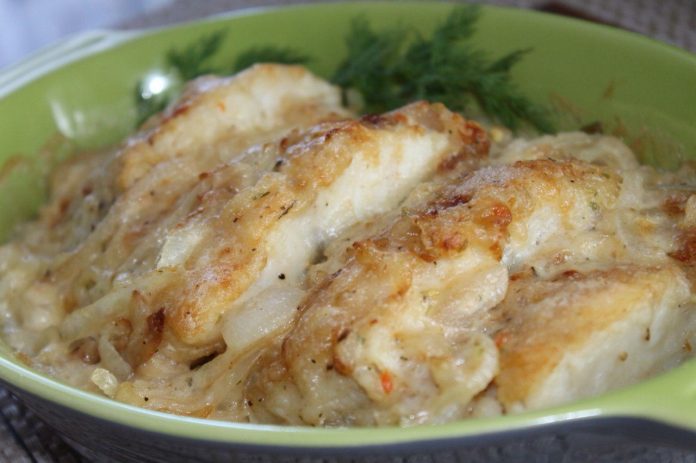 Шедевр из доступных продуктов! Нежный минтай в грибном соусе.