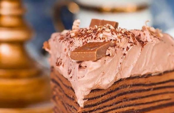 Шоколадный блинный торт с кремом кето Шарлотт