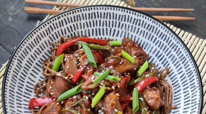 Вок с индейкой и овощами в соусе терияки