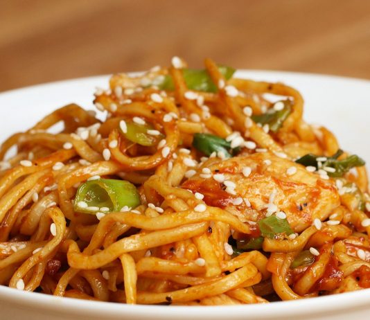 Спагетти с курицей, кабачком и другими овощами в соусе терияки