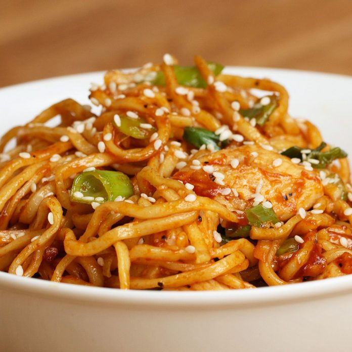 Спагетти с курицей, кабачком и другими овощами в соусе терияки