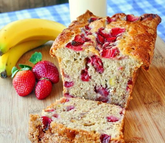 Летний пирог с клубникой и бананом