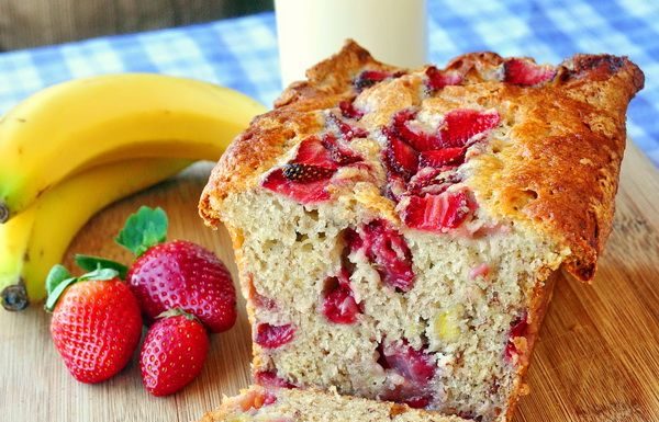 Летний пирог с клубникой и бананом