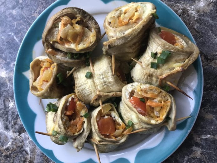 Баклажановые рулеты с морковью, помидорами и чесноком