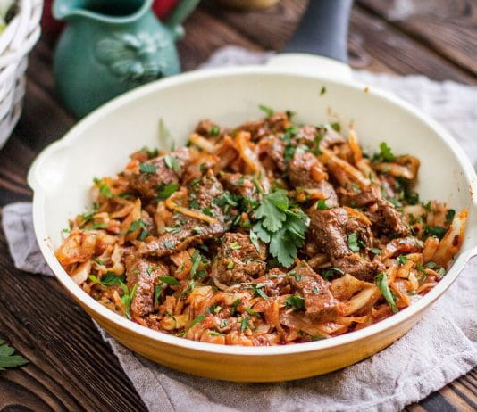 Рецепты с белокочанной капустой. Тушеная капуста с мясным фаршем и специями. Капуста с печенью и томатной пастой.