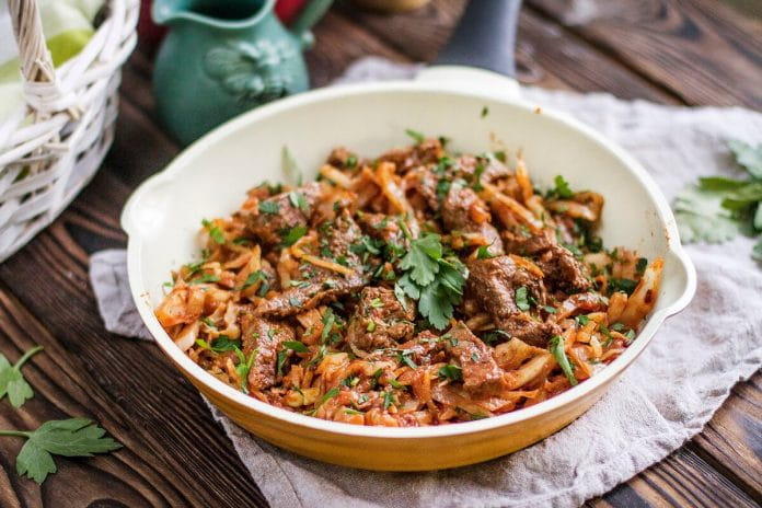 Рецепты с белокочанной капустой. Тушеная капуста с мясным фаршем и специями. Капуста с печенью и томатной пастой.
